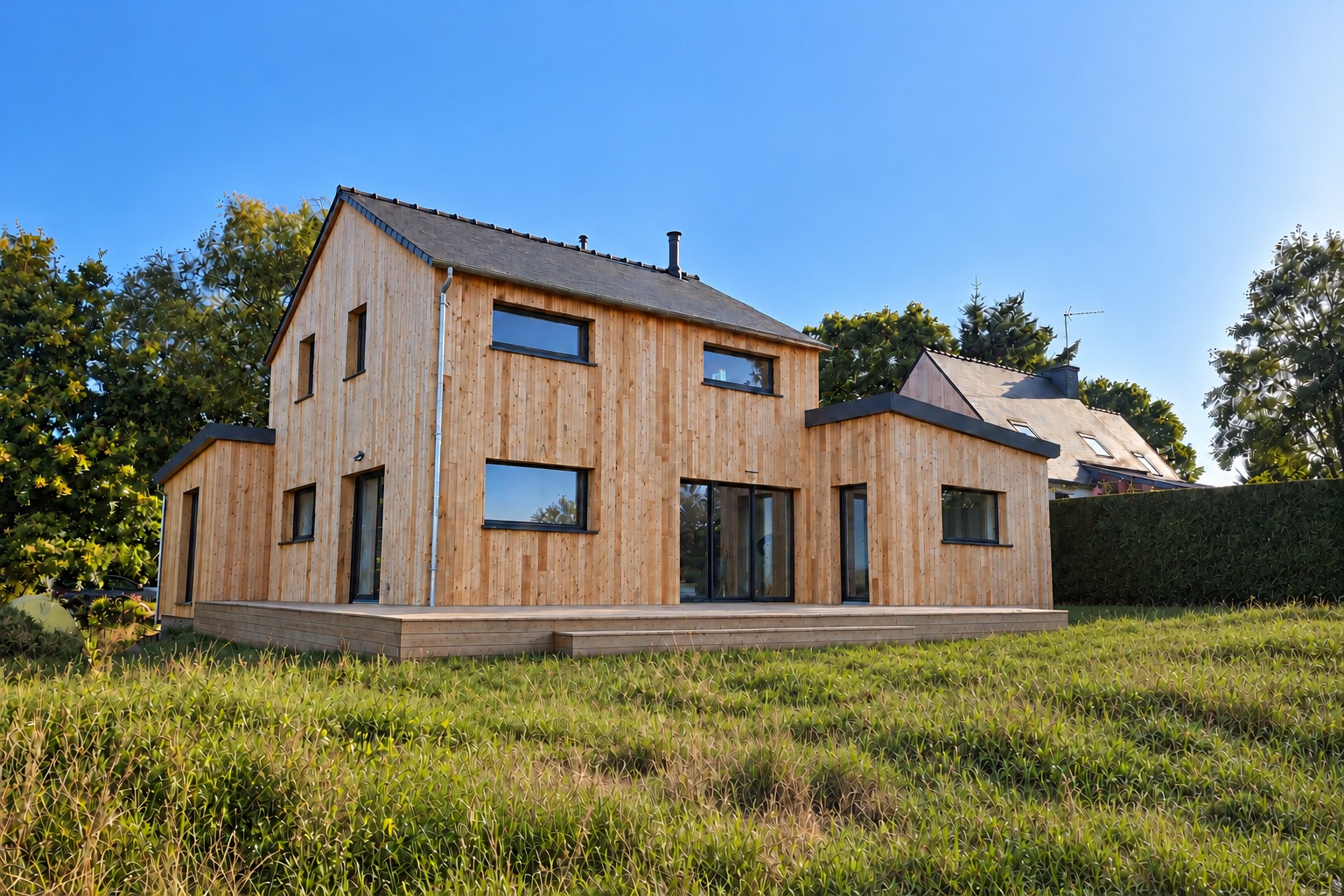 Maison bois et paille avec terrasse à Noyal-Pontivy, réalisation de Vincent Bizien